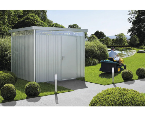 Garten Szene mit Gerätehaus und Rasenmäher