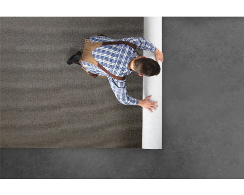 Mann rollt Teppich aus