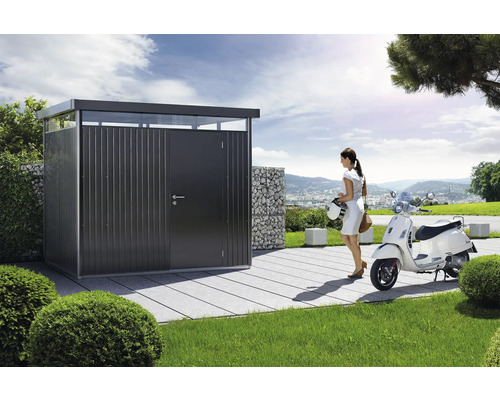 Metall Gerätehaus mit Frau und Roller im Garten