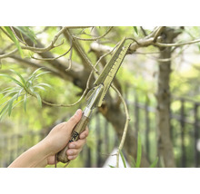 Eine Hand hält ein multifunktionales Gartenwerkzeug mit Holzgriff