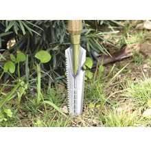 Gartengerät mit Holzgriff und Edelstahlschaufel im Gras