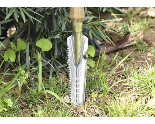 Gartengerät mit Holzgriff und Edelstahlschaufel im Gras