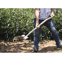 Person mit Spaten im Garten beim Umgraben von Erde