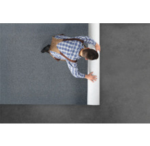 Mann rollt Teppich aus