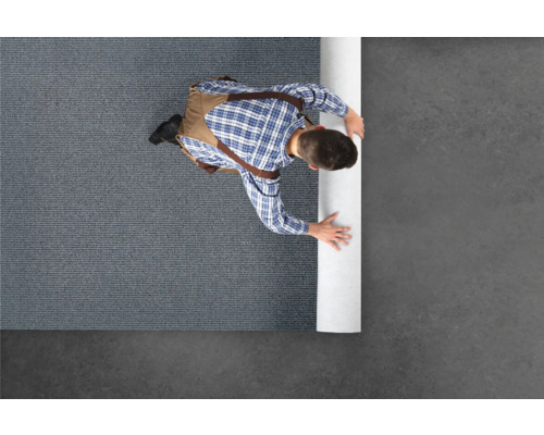 Mann rollt Teppich aus