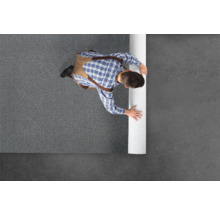 Mann rollt grauen Teppichboden aus