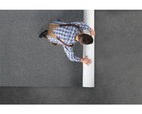 Mann rollt grauen Teppichboden aus