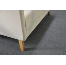 Detailansicht eines Sofas mit Stoffbezug und Holzfüßen