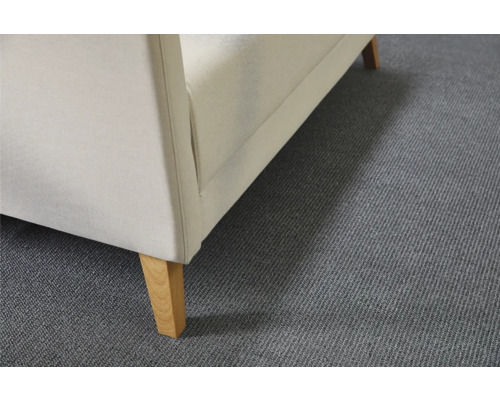 Detailansicht eines Sofas mit Stoffbezug und Holzfüßen