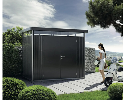 Gerätehaus Biohort HighLine H1 Doppeltür 275 x 155 cm dunkelgrau-metallic Moderner Geräteschuppen aus Metall mit Doppeltür, Oberlicht und einer Frau mit einem Motorroller im Hintergrund
