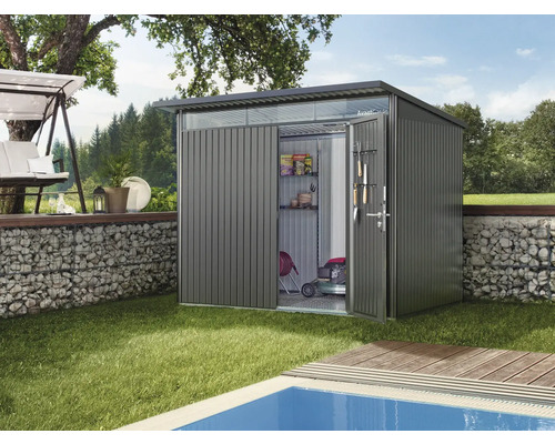 Gartenschrank aus Metall mit geöffneter Tür auf Rasen neben einem Schwimmbad
