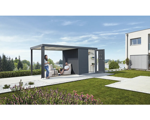 Modern gestalteter Garten mit Pavillon, Gartenhaus und zwei Personen