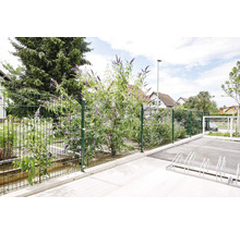 Doppelstabmattenzaun umrandet einen Gartenbereich