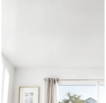 Heller Raum mit Decke, Fenster, Vorhang und Bild an der Wand