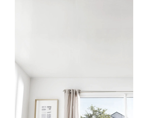 Heller Raum mit Decke, Fenster, Vorhang und Bild an der Wand