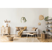 Wohnzimmer mit Sofa, Holztisch und dekorativen Elementen in einem hellen, gemütlichen Ambiente.