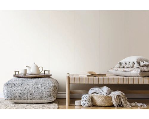 Helle Raumszene mit Sitzpuff, Bank, Kissen, Teekanne und Dekorationen für eine gemütliche Atmosphäre