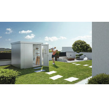 Garten mit Metall Gerätehaus, Rasenfläche und Frau mit Kind