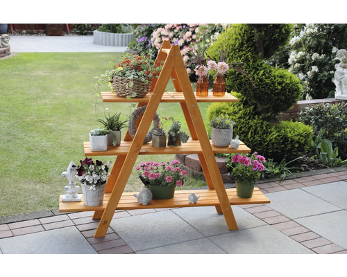 Holzpflanzenregal mit drei Ebenen und diversen Pflanzen im Garten.