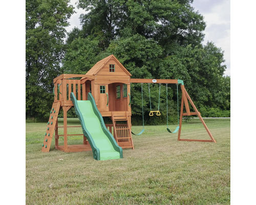 Spielplatz mit Schaukeln, Rutsche und Kletterwand für den Außenbereich