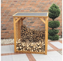 Holzregal aus Holz mit Brennholz im Garten