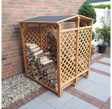 Holzlager mit Gitterstruktur und Brennholz