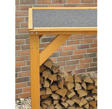 Holzlager aus Holz mit Dach und gestapeltem Brennholz
