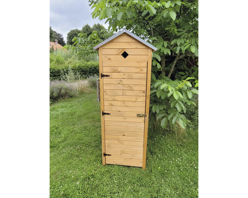 Holzgeräteschrank im Garten