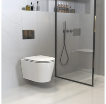 Wandhängendes WC in einem modernen Badezimmer mit Dusche