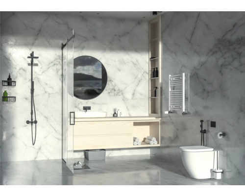 Modernes Badezimmer mit Dusche, Waschtisch, Spiegelschrank, Handtuchwärmer und Toilette vor Marmorwand