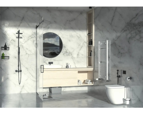 Helles Badezimmer mit Dusche, Waschtisch, Spiegel und Toilette vor einer Marmorwand