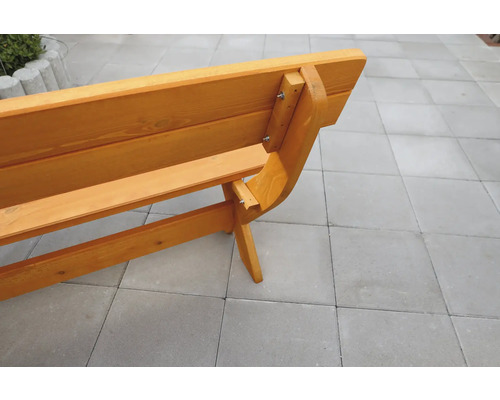Detailansicht einer Gartenbank aus Holz