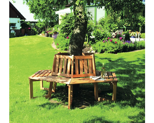 Holzbank um einen Baum im Garten mit Rasen