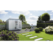 Metall Gerätehaus mit geöffneten Türen, Regalen und Werkzeugen in einem Garten mit spielenden Kindern.