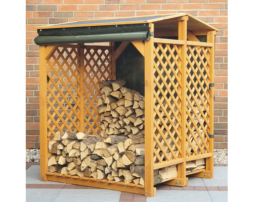 Holzlager mit Gitterwänden und Brennholz