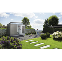 Metall Gerätehaus mit geöffneter Tür in einem Garten mit spielenden Kindern.