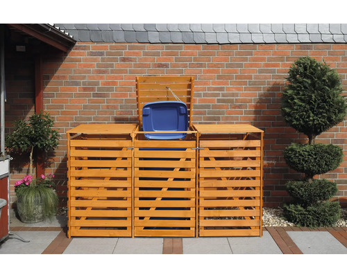 Drei Mülltonnenboxen aus Holz vor einer Ziegelsteinmauer