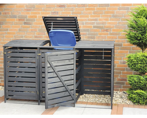 Mülltonnenbox aus Holz mit drei Fächern und geöffneten Türen vor einer Ziegelwand