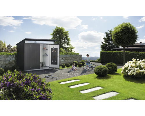 Modernes Gartenhaus mit geöffneten Türen, Innenregalen und Werkzeughalter in einer Gartenanlage mit spielenden Kindern.