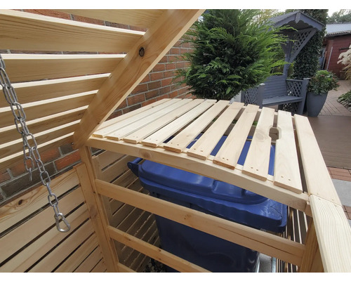 Mülltonnenbox aus Holz mit geöffnetem Deckel und blauer Mülltonne