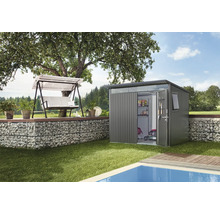 Garten mit Metall Gerätehaus, Schaukel und Pool