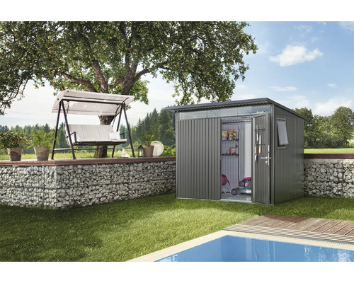 Garten mit Metall Gerätehaus, Schaukel und Pool