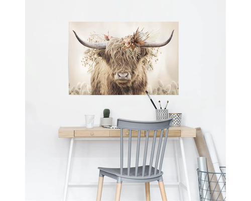 Dekoratives Bild eines Hochlandrindes mit Blumenkrone über einem Schreibtisch.