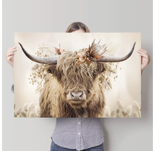 Frau hält Leinwandbild mit Hochlandrind mit Blumenschmuck