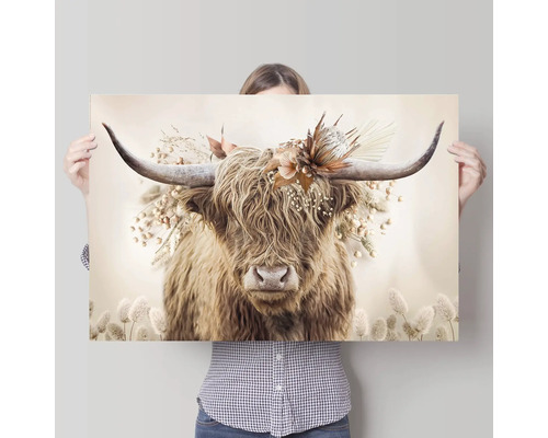 Frau hält Leinwandbild mit Hochlandrind mit Blumenschmuck