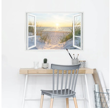 Wandsticker mit Fensterblick auf einen Strand, Schreibtisch mit Büromaterialien und Stuhl im Vordergrund