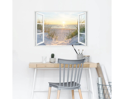 Wandsticker mit Fensterblick auf einen Strand, Schreibtisch mit Büromaterialien und Stuhl im Vordergrund