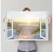 Frau hält ein Fensterbild mit Strandmotiv