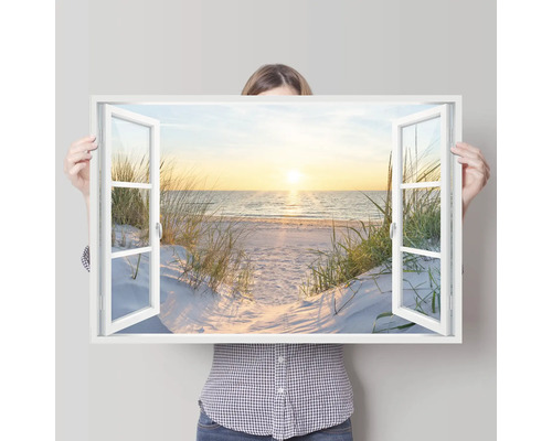 Frau hält ein Fensterbild mit Strandmotiv