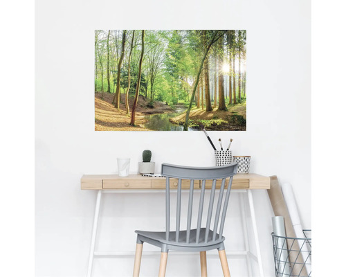 Fototapete mit Waldmotiv über einem Schreibtisch